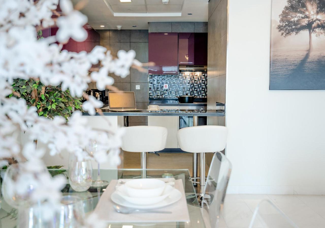 Nasma Luxury Stays - Cayan Tower Dubai Bagian luar foto
