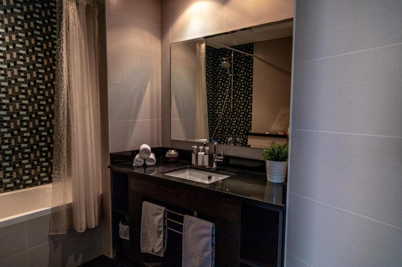 Nasma Luxury Stays - Cayan Tower Dubai Bagian luar foto